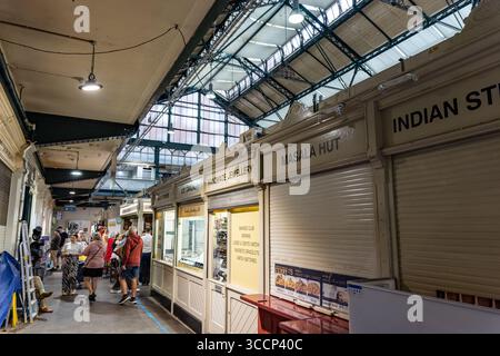 CARDIFF, Royaume-Uni - 8 AOÛT 2025 - les acheteurs regardent des marchandises dans le marché historique de Cardiff, un marché couvert victorien à Cardiff, pays de Galles, offrant div Banque D'Images