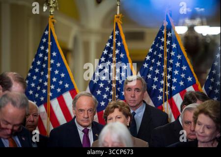 3 mai 2023, Washington, District of Columbia, États-Unis : sénateurs bipartites de gauche à droite : Chuck Schumer (démocrate de New York), sénateur américain Ron Wyden (démocrate de l'Oregon), sénateur américain Ben Cardin (démocrate du Maryland), sénateur américain Tom Carper (démocrate du Delaware), sénateur américain Jeanne Shaheen (démocrate du New Hampshire), sénateur américain Ed Markey (démocrate du Massachusetts), sénateur américain Gary Peters (démocrate du Michigan), sénateur américain Jack Reed (démocrate du Rhode Island) et sénateur américain Debb Banque D'Images