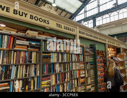 CARDIFF, Royaume-Uni - 8 AOÛT 2025 - Bear Island Book Exchange, situé sur le marché de Cardiff, offre une large sélection de livres d'occasion à vendre et à acheter Banque D'Images