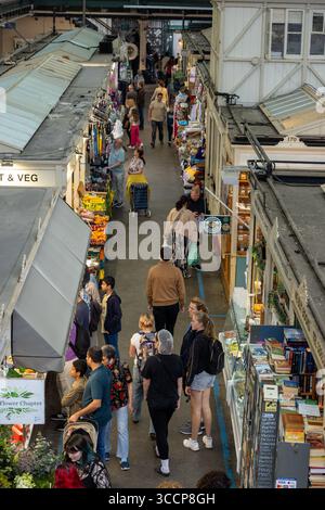 CARDIFF, Royaume-Uni - 8 AOÛT 2025 - les gens marchent et font du shopping au marché historique de Cardiff à Cardiff, au pays de Galles, en profitant de l'atmosphère animée Banque D'Images