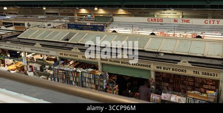 CARDIFF, Royaume-Uni - 8 AOÛT 2025 - vue à angle élevé du marché intérieur historique de Cardiff à Cardiff, au pays de Galles, montrant une variété d'étals vendant différents Banque D'Images