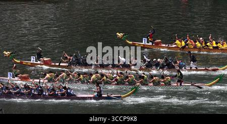22 juin 2023, HONG KONG, CHINE : à Hong Kong, le jour de Duan Wu Jie ( Festival des bateaux-dragons ), les équipes locales de coureurs de bateaux-dragons pagayent avec toute la force pour pousser les bateaux vers l'avant à la ligne de départ dans le port d'Aberdeen. Juin-22,2023Hong Kong.ZUMA/Liau Chung-Ren (crédit image : © Liau Chung-Ren/ZUMA Press Wire) Banque D'Images