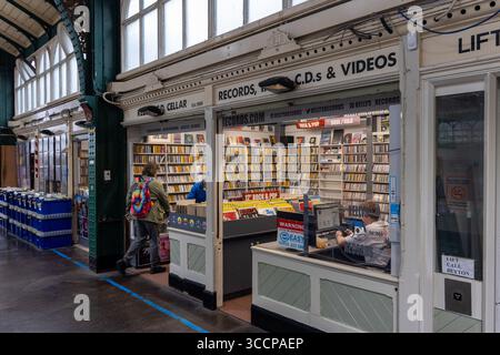 CARDIFF, Royaume-Uni - 8 AOÛT 2025 - clients qui consultent des enregistrements, des CD et des vidéos dans Kellys Records, un magasin de musique à Cardiff Market, Cardiff, pays de Galles Banque D'Images