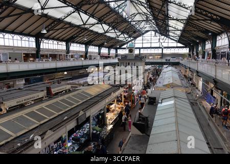 CARDIFF, Royaume-Uni - 8 AOÛT 2025 - les clients visitent les stands du marché victorien de Cardiff dans le centre-ville de Cardiff, pays de Galles Banque D'Images