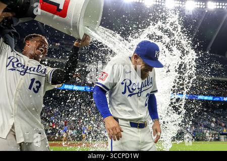 Kansas City, États-Unis. 11 août 2025 : Kyle Isbel (28 ans), joueur du centre Kansas City Royals, est aspergé par Salvador Perez (13 ans) après leur victoire sur les Washington Nationals au Kauffman Stadium à Kansas City, Missouri. David Smith/CSM Banque D'Images
