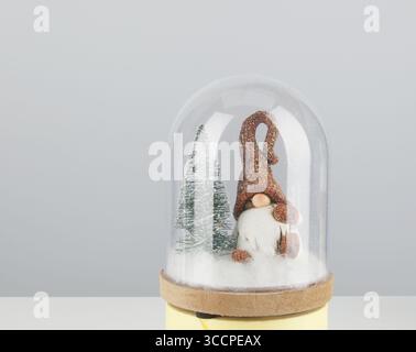 Pot en verre de Noël avec fond de nature isolé à base en bois avec chemin de découpage Banque D'Images