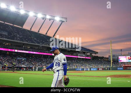 Kansas City, États-Unis. 11 août 2025 : Kyle Isbel (28 ans), joueur du centre des Royals de Kansas City, marche vers la dugout lors de la sixième manche contre les Nationals de Washington au Kauffman Stadium à Kansas City, Missouri. David Smith/CSM Banque D'Images