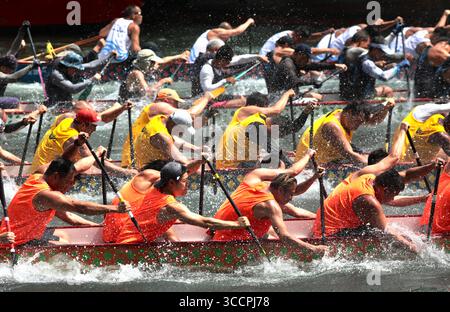22 juin 2023, Hong Kong, Chine : à Hong Kong, dans le port d'Aberdeen le jour de Duan Wu Jie alias Dragon Boat Festival les courses traditionnelles de Dragon Boat sont effectuées en célébration de l'été sur le calendrier chinois. (Crédit image : © Liau Chung-Ren/ZUMA Press Wire) Banque D'Images