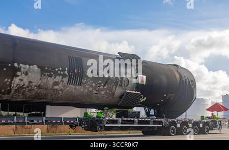 Cap Canaveral, États-Unis. 11 août 2025. 11 août 2025 SpaceX transporte Falcon 9 première étape B1080-21 avec 21 vols dans l'espace de retour à Hanger X de Port Canaveral Brevard County Florida USA. (Photo de Scott Schilke/SipaUSA) crédit : Sipa USA/Alamy Live News Banque D'Images