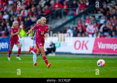 05 juillet 2023 : Pernille Harder (Danemark) contrôle le ballon lors d'un match amical entre les femmes de l'UEFA, Danemark vs Espagne, au stade Gladsaxe, Copenhague, Danemark. Kim Price/CSM (crédit image : © Kim Price/CSM via ZUMA Press Wire) Banque D'Images
