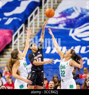 3 mars 2023 : la garde de Wolfpack de NC State Aziaha James (10 ans) tire sur notre Dame en combattant l'attaquante irlandaise Kylee Watson (22 ans) lors des quarts de finale du tournoi ACC féminin au Greensboro Coliseum de Greensboro, Caroline du Nord. (Scott Kinser/Cal Sport Media) (image crédit : © Scott Kinser/CSM via ZUMA Press Wire) Banque D'Images