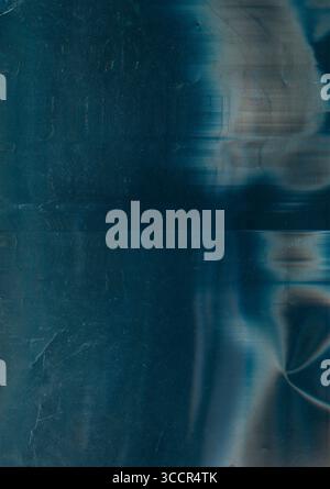 Vieux film altéré. Rayures de poussière. Fond abstrait de texture de feuille bleu vieilli. Verre vieilli foncé endommagé. Banque D'Images