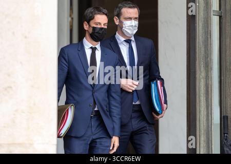 28 avril 2021, Paris, Ile-de-France (région, France : M. Gabriel ATTAL, porte-parole du Gouvernement et le ministre de la solidarité et de la santé, Olivier Veran, à la sortie du Conseil des Ministres, à l'Elysée le 28 avril 2021. (Crédit image : © Sadak Souici/ZUMA Press Wire) Banque D'Images