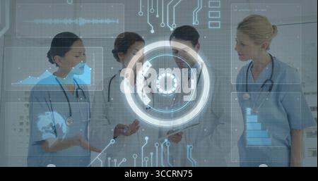 Discussion équipe médicale en uniformes examinant les données sur tablette dans le couloir de l'hôpital, affichage hologramme Banque D'Images