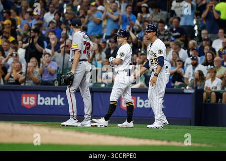 22 juillet 2023 : le joueur de droite des Milwaukee Brewers, Sal Frelick (10 ans), est le premier sous le coup du lanceur des Atlanta Braves Allan Winans (72 ans) lors du match entre les Milwaukee Brewers et les Atlanta Braves à l'American Family Field à Milwaukee, WISCONSIN. Darren Lee/CSM (image de crédit : Banque D'Images