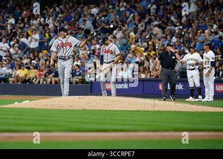 22 juillet 2023 : le joueur de droite des Milwaukee Brewers, Sal Frelick (10 ans), est le premier sous le coup du lanceur des Atlanta Braves Allan Winans (72 ans) lors du match entre les Milwaukee Brewers et les Atlanta Braves à l'American Family Field à Milwaukee, WISCONSIN. Darren Lee/CSM (image de crédit : Banque D'Images