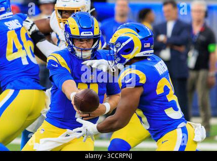 12 août 2023, Inglewood, Californie, États-Unis : 11 Brett Rypien, QB des Rams de Los Angeles remet le ballon au #30 Ronnie Rivers, RB lors de leur match de pré-saison NFL contre les Chargers de Los Angeles le samedi 12 août 2023 au SoFi Stadium d'Inglewood, Californie. JAVIER ROJAS/PI (crédit image : © PI via ZUMA Press Wire) Banque D'Images