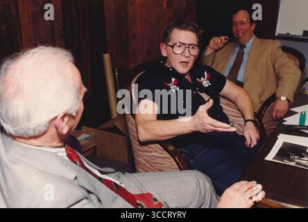 22 juillet 2023, Memphis, Tennessee, États-Unis : JERRY LEE LEWIS, légende du Rock and Roll, parle d'un accord de club de Beale Street avec des hommes d'affaires à Memphis, Tennessee, 1990Ã•s.. (Crédit image : © Karen Focht/ZUMA Press Wire) Banque D'Images