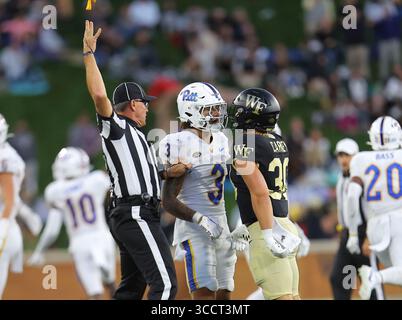 21 octobre 2023 : Donovan McMillon (3), junior de Pittsburgh, se retrouve face à Tate Carney (30), premier étudiant de Wake Forest, qui a dessiné et marqué et éjecté. Match de football NCAA entre l'université de Pittsburgh et l'université Wake Forest, au stade Allegacy Federal Credit Union, Winston Salem, Caroline du Nord. David Beach/CSM (crédit image : © David Beach/CSM via ZUMA Press Wire) Banque D'Images