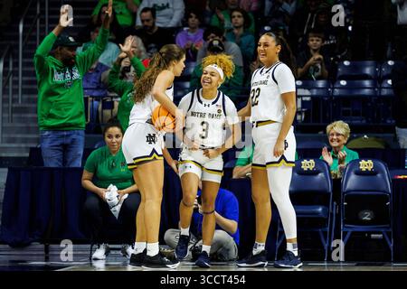 15 novembre 2023 : la garde de notre Dame, Hannah Hidalgo (3), réagit au basket-ball avec ses coéquipières Maddy Westbeld (21) et Kylee Watson (22) lors d'un match de basket féminin de la NCAA entre les Wildcats du Nord-Ouest et les Fighting Irish de notre Dame au Pavillon Purcell au Joyce Center à South Bend, Indiana. Notre Dame bat Northwestern 110-52. John Mersits/CSM. (Crédit image : © John Mersits/CSM via ZUMA Press Wire) Banque D'Images