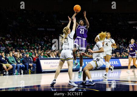 15 novembre 2023 : la garde du nord-ouest Melannie Daley (21 ans) se lève pour un tir alors que la garde de notre Dame Anna DeWolfe (13 ans) défend lors d'un match de basket-ball féminin de la NCAA entre les Wildcats du nord-ouest et les Fighting Irish de notre Dame au Pavillon Purcell au Joyce Center à South Bend, Indiana. Notre Dame bat Northwestern 110-52. John Mersits/CSM. (Crédit image : © John Mersits/CSM via ZUMA Press Wire) Banque D'Images