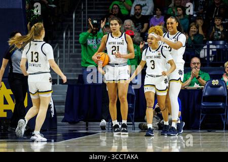15 novembre 2023 : la garde de notre Dame, Hannah Hidalgo (3), réagit au basket-ball avec ses coéquipières Maddy Westbeld (21) et Kylee Watson (22) lors d'un match de basket féminin de la NCAA entre les Wildcats du Nord-Ouest et les Fighting Irish de notre Dame au Pavillon Purcell au Joyce Center à South Bend, Indiana. Notre Dame bat Northwestern 110-52. John Mersits/CSM. (Crédit image : © John Mersits/CSM via ZUMA Press Wire) Banque D'Images
