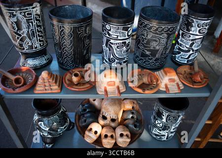 8 novembre 2016, El Salvador : souvenirs et répliques mayas dans les ruines mayas de Tazumal, situé à Chalchuapa, El Salvador, Pyramide principale, site archéologique précolombien, ruines mayas les plus importantes et les mieux préservées du Salvador, Tazumal se traduit par « le lieu où les victimes ont été brûlées », Département de Santa Ana (crédit image : © Sergi Reboredo/ZUMA Press Wire) Banque D'Images