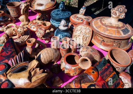 8 novembre 2016, El Salvador : souvenirs et répliques mayas dans les ruines mayas de Tazumal, situé à Chalchuapa, El Salvador, Pyramide principale, site archéologique précolombien, ruines mayas les plus importantes et les mieux préservées du Salvador, Tazumal se traduit par « le lieu où les victimes ont été brûlées », Département de Santa Ana (crédit image : © Sergi Reboredo/ZUMA Press Wire) Banque D'Images