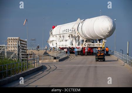 28 juillet 2023, Wallops Island, Virginie, États-Unis d'Amérique : la fusée Northrop Grumman Antares transportant le vaisseau spatial Cygnus sans pilote lors du déploiement pour lancer Pad-0A au port spatial régional Mid-Atlantic de la NASA Wallops Flight Facility, le 28 juillet 2023 à Wallops Island, Virginie, États-Unis. Le vaisseau spatial devrait être lancé le 1er août avec 8 200 livres de fournitures pour la Station spatiale internationale. (Crédit image : © Patrick Black/NASA/Planet Pix via ZUMA Press Wire) Banque D'Images