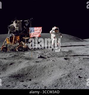 21 avril 1972, la Lune, États-Unis : L'astronaute John W. Young, commandant de la mission d'atterrissage lunaire Apollo 16, saute de la surface de la Lune en saluant le drapeau des États-Unis sur le site d'atterrissage de Descartes lors de la première sortie spatiale Apollo 16. L'astronaute Charles M. Duke Jr., pilote du module lunaire, a pris cette photo le 21 avril 1972. Le module lunaire Orion se trouve sur la gauche et à côté se trouve le véhicule de roving lunaire. Derrière Young, à l'ombre d'Orion, se trouve la caméra/spectrographe à ultraviolet lointain. Young et Duke ont mené trois excursions en surface totalisant plus de 20 heures, en utilisant le Lunar Roving Vehic Banque D'Images