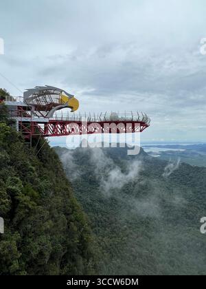 Terrasse sur le thème de l'aigle surplombant les montagnes brumeuses de la forêt tropicale de Langkawi, Malaisie. Banque D'Images