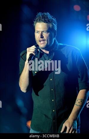 FORT LAUDERDALE, FL - 17 AVRIL : le chanteur country Blake Shelton se produit sur scène lors du Tortuga Music Festival. Shelton est également connu pour son rôle de juge dans les concours de chant télévisés Nashville Star, Clash of the Choirs et The Voice. Shelton était marié à Miranda Lambert et sort avec la chanteuse Gwen Stefani le 17 avril 2016 à Fort Lauderdale, Floride... People : Blake Shelton. (Crédit image : © SMG via ZUMA Press Wire) Banque D'Images