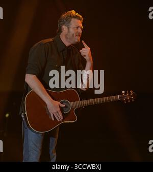 FORT LAUDERDALE, FL - 17 AVRIL : le chanteur country Blake Shelton se produit sur scène lors du Tortuga Music Festival. Shelton est également connu pour son rôle de juge dans les concours de chant télévisés Nashville Star, Clash of the Choirs et The Voice. Shelton était marié à Miranda Lambert et sort avec la chanteuse Gwen Stefani le 17 avril 2016 à Fort Lauderdale, Floride... People : Blake Shelton. (Crédit image : © SMG via ZUMA Press Wire) Banque D'Images