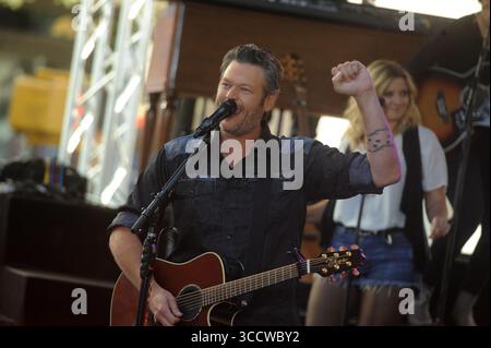 NEW YORK, NY - 05 AOÛT : le musicien Blake Shelton se produit en direct sur scène pour la série de concerts de Citi au TODAY Show de NBC au Rockefeller Plaza le 5 août 2016 à New York... People : Blake Shelton. (Crédit image : © SMG via ZUMA Press Wire) Banque D'Images