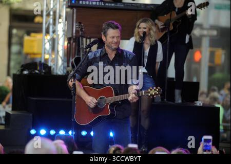 NEW YORK, NY - 05 AOÛT : le musicien Blake Shelton se produit en direct sur scène pour la série de concerts de Citi au TODAY Show de NBC au Rockefeller Plaza le 5 août 2016 à New York... People : Blake Shelton. (Crédit image : © SMG via ZUMA Press Wire) Banque D'Images