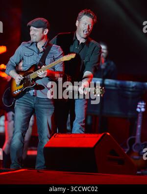 FORT LAUDERDALE, FL - 17 AVRIL : le chanteur country Blake Shelton se produit sur scène lors du Tortuga Music Festival. Shelton est également connu pour son rôle de juge dans les concours de chant télévisés Nashville Star, Clash of the Choirs et The Voice. Shelton était marié à Miranda Lambert et sort avec la chanteuse Gwen Stefani le 17 avril 2016 à Fort Lauderdale, Floride... People : Blake Shelton. (Crédit image : © SMG via ZUMA Press Wire) Banque D'Images
