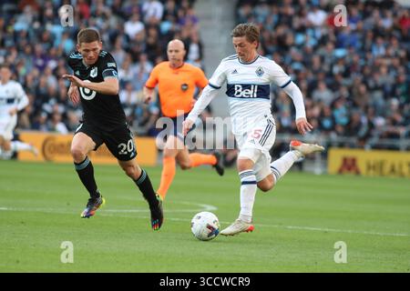 10 octobre 2022, St Paul, Minnesota, États-Unis : le milieu de terrain du Minnesota United Will Trapp (20 ans) attaque le milieu de terrain des Whitecaps de Vancouver Ryan Gauld (25 ans) alors qu'il porte le ballon 32pendant la seconde moitié du match entre le Minnesota United FC et les Whitecaps de Vancouver à Allianz Field. Minnesota United gagne 2-0. Crédit obligatoire : Bruce Fedyck Zuma Press (crédit image : © Bruce Fedyck/ZUMA Press Wire) Banque D'Images