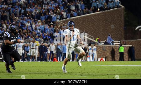 15 octobre 2022, Durham, NC, États-Unis : DURHAM, NC - 15 OCTOBRE : Drake Maye #10 de l'Université de Caroline du Nord est poursuivi par Keeshawn Silver #55 de l'Université Duke lors d'un match entre la Caroline du Nord et Duke au Wallace Wade Stadium le 15 octobre 2022 à Durham, Caroline du Nord. (Crédit image : © Andy Mead/ISIPhotos via ZUMA Press Wire) Banque D'Images