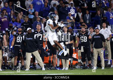 15 octobre 2022, Durham, NC, États-Unis : DURHAM, NC - 15 OCTOBRE : Joshua Pickett #26 de l'Université Duke rompt une tentative de passe à Antoine Green #3 de l'Université de Caroline du Nord lors d'un match entre la Caroline du Nord et Duke au Wallace Wade Stadium le 15 octobre 2022 à Durham, Caroline du Nord. (Crédit image : © Andy Mead/ISIPhotos via ZUMA Press Wire) Banque D'Images
