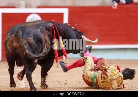 Der Stierkämpfer Morante de la Puebla wird BEI der Eröffnung der Stierkämpfe 2025 in der Stierkampfarena von einem Stier schwer verletzt. Pontevedra, 10.08.2025 *** le torerolier Morante de la Puebla est grièvement blessé par un taureau lors de l'ouverture des corridas de 2025 dans l'arène Pontevedra, 10 08 2025 Foto:xDyDxFotografosx/xFuturexImagex stierkampf 5813 Banque D'Images