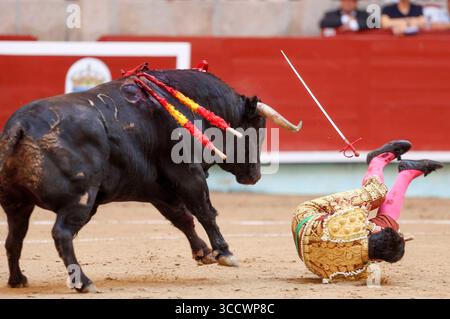 Der Stierkämpfer Morante de la Puebla wird BEI der Eröffnung der Stierkämpfe 2025 in der Stierkampfarena von einem Stier schwer verletzt. Pontevedra, 10.08.2025 *** le torerolier Morante de la Puebla est grièvement blessé par un taureau lors de l'ouverture des corridas de 2025 dans l'arène Pontevedra, 10 08 2025 Foto:xDyDxFotografosx/xFuturexImagex stierkampf 5814 Banque D'Images