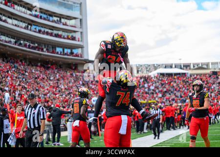 08 octobre 2022 : Maryland Terrapins Running Back Roman Hemby (24 ans) célèbre avec Delmar Glaze (74 ans) le joueur de ligne offensif des Maryland Terrapins après avoir marqué un touchdown lors du match de football de la NCAA entre les Maryland Terrapins et les Purdue Boilermakers au SECU Stadium de College Park, MD. Reggie Hildred/CSM (crédit image : © Reggie Hildred/CSM via ZUMA Press Wire) Banque D'Images