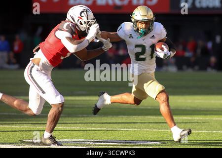 8 octobre 2022 : RB Brian Battle of the South Florida Bulls dirige la balle lors d'un match de football NCAA entre les Bearcats de Cincinnati et les Hoosiers de l'Indiana au Nippert Stadium de Cincinnati, Ohio. Kevin Schultz/CSM (crédit image : © Kevin Schultz/CSM via ZUMA Press Wire) Banque D'Images