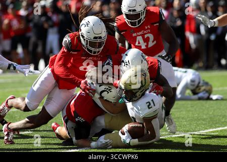 8 octobre 2022 : RB Brian Battle of the South Florida Bulls est attaqué par des joueurs des Cincinnati Bearcats lors d'un match de football NCAA entre les Cincinnati Bearcats et les Indiana Hoosiers au Nippert Stadium de Cincinnati, Ohio. Kevin Schultz/CSM (crédit image : © Kevin Schultz/CSM via ZUMA Press Wire) Banque D'Images