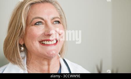 Portrait d'une femme médecin senior souriante en tenue professionnelle Banque D'Images