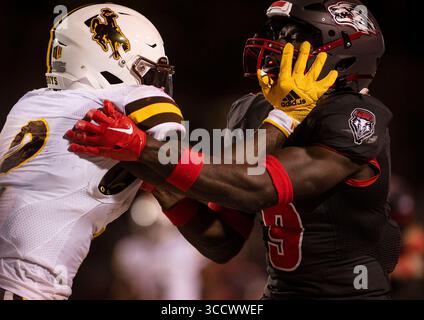 8 octobre 2022, États-Unis : Jerrick Reed II (9) tente d'empêcher le Wyoming Running back Titus Swen (2) de gagner pendant la deuxième mi-temps alors que les Lobos de l'Université du Nouveau-Mexique affrontent les Wyoming Cowboys au University Stadium d'Albuquerque, N.M., le samedi 8 octobre 2022. Les Lobos perdent le match contre les Cowboys par un score de 14 à 27. (Crédit image : © Albuquerque Journal via ZUMA Press Wire) Banque D'Images
