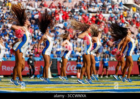 8 octobre 2022, Pasadena, États-Unis : les cheerleaders de l'UCLA se produisent dans un timeout contre l'Utah lors d'un match de football universitaire de la NCAA samedi, 8 Oct. 2022, à Pasadena, Calif. (crédit image : © Ringo Chiu/ZUMA Press Wire) Banque D'Images