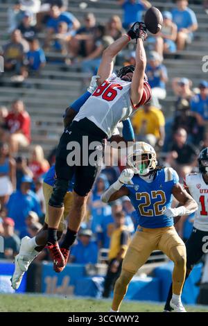8 octobre 2022, Pasadena, États-Unis : le collant de l'Utah Dalton Kincaid (86) ne parvient pas à attraper le ballon contre l'UCLA lors d'un match de football universitaire de la NCAA samedi 8 octobre 2022, à Pasadena, Calif. (Crédit image : © Ringo Chiu/ZUMA Press Wire) Banque D'Images