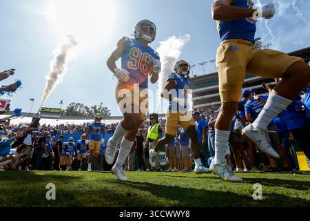 8 octobre 2022, Pasadena, États-Unis : les joueurs de l'UCLA courent sur le terrain avant un match de football universitaire de la NCAA contre l'Utah samedi 8 octobre 2022, à Pasadena, Calif. (Image crédit : © Ringo Chiu/ZUMA Press Wire) Banque D'Images