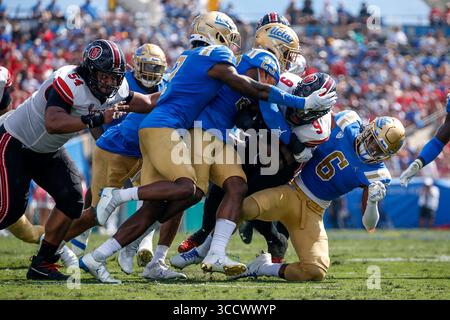 8 octobre 2022, Pasadena, États-Unis : Utah Running Back Tavion Thomas (9) dirige le ballon en combattant la pression de l'UCLA lors d'un match de football universitaire de la NCAA samedi 8 octobre 2022, à Pasadena, Calif. (Crédit image : © Ringo Chiu/ZUMA Press Wire) Banque D'Images